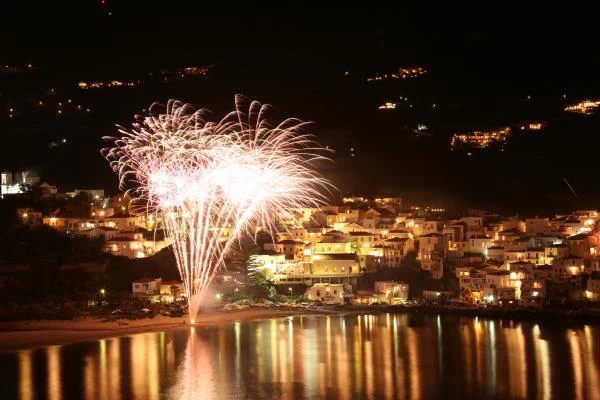 Πάσχα στην Ελλάδα: 10 νησιά με ξεχωριστά έθιμα - εικόνα 7